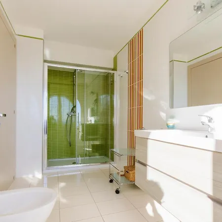 Sleeps 10 With Pool Air Con And Wifi Вилла
